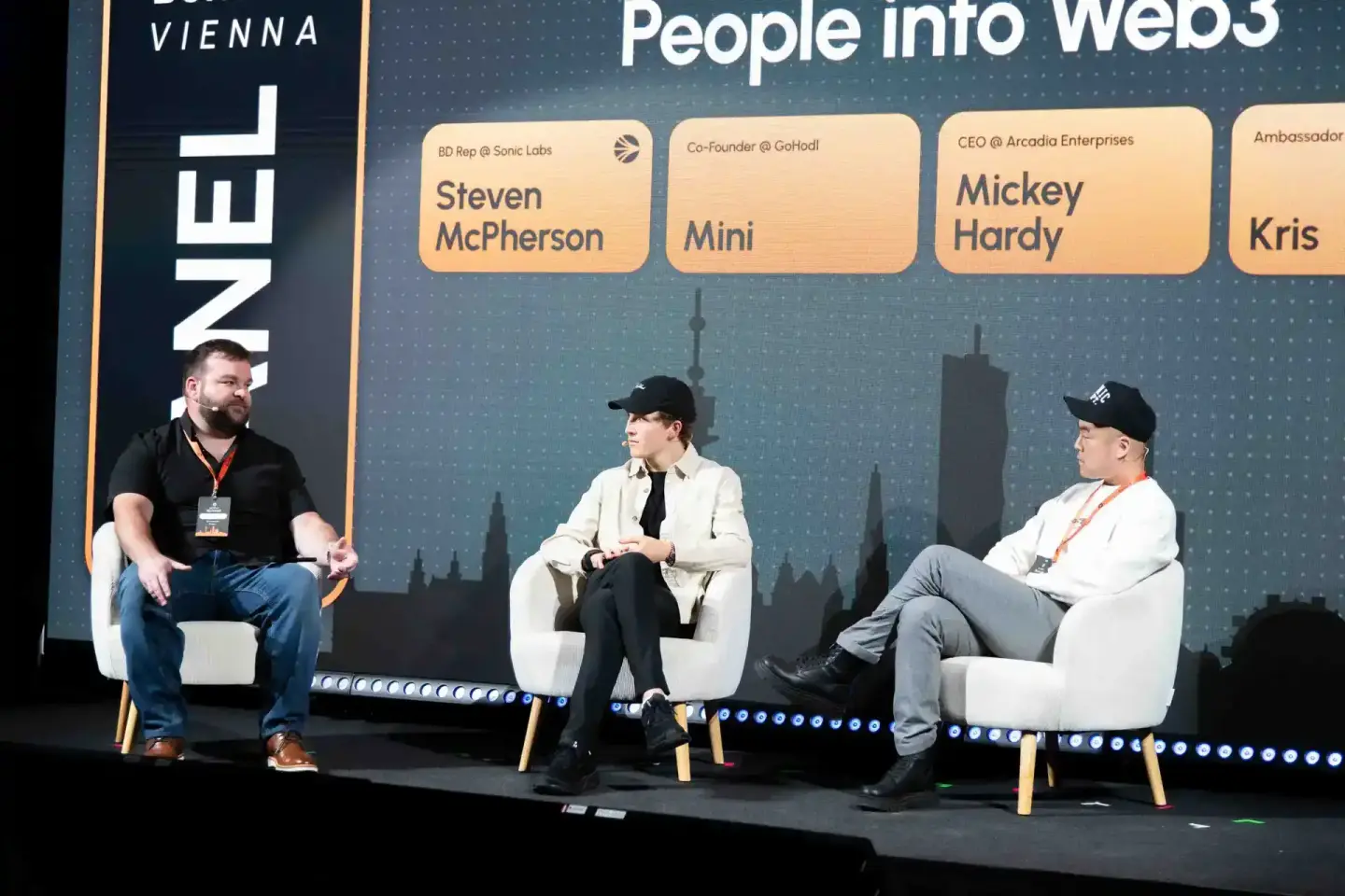 Drei Diskussionsteilnehmer sitzen auf der Bühne des Sonic Summit in Wien während einer Panel-Diskussion zum Thema Web3