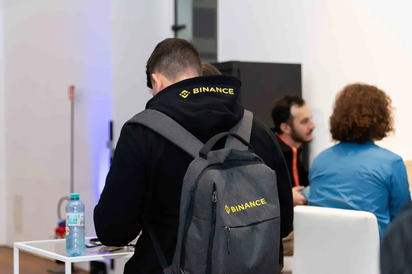 Besucher beim Sonic Summit Event in Wien mit Binance Merchandise - Eventfotografie Wien