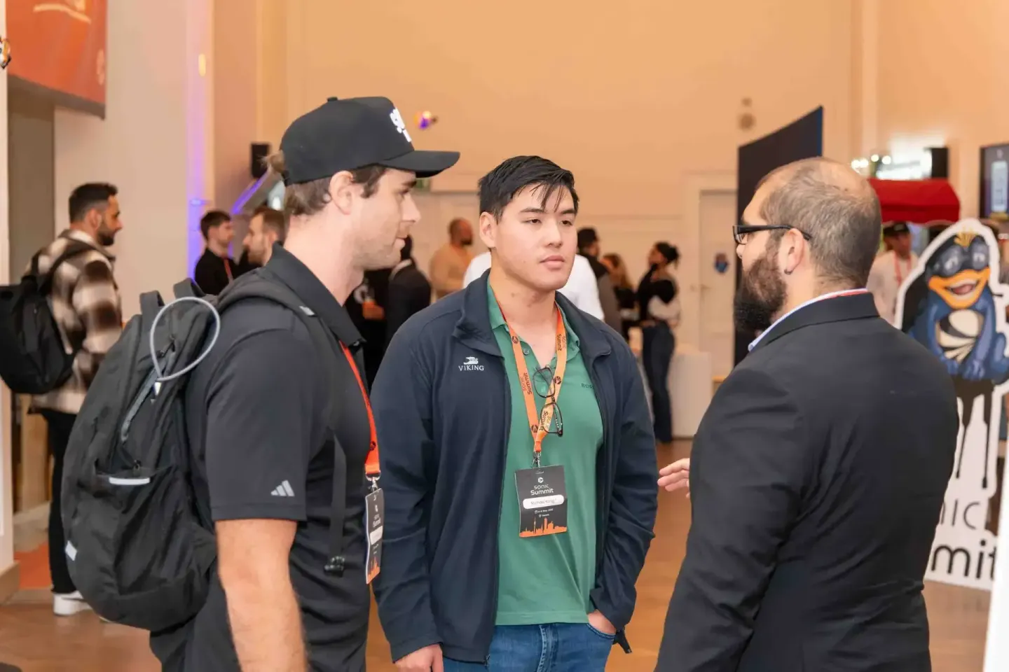 Drei Personen im Gespräch bei der Sonic Summit in Wien - Eventfotografie einer Networking-Situation