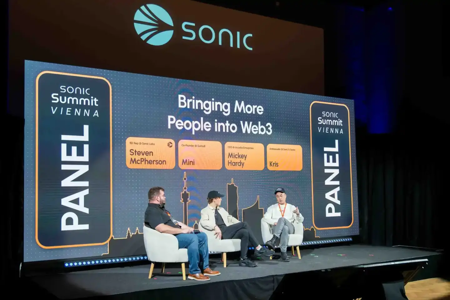 Podiumsdiskussion beim Sonic Summit Vienna mit drei Panelisten auf der Bühne, Eventfotografie Wien