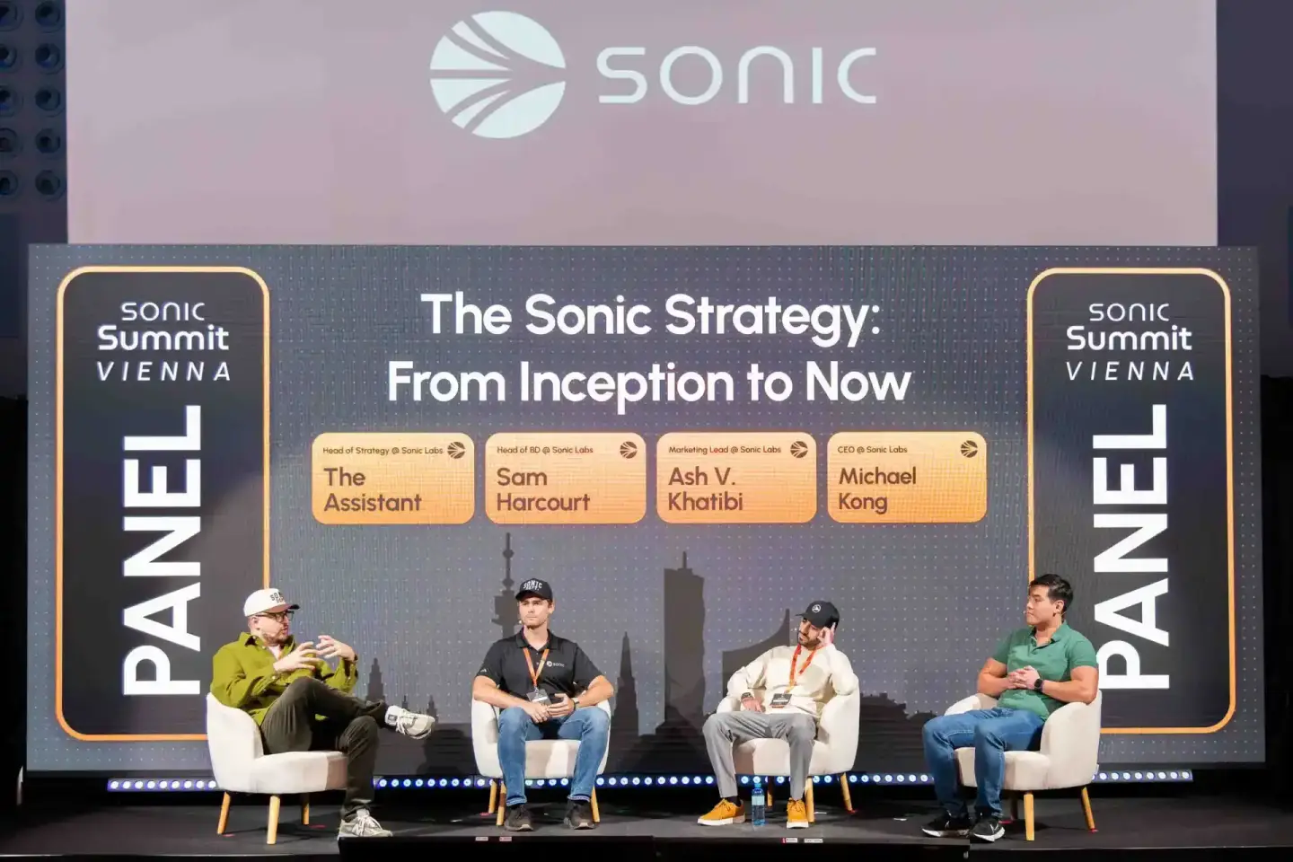 Paneldiskussion mit vier Sprechern auf der Sonic Summit Vienna 2024 zum Thema Sonic Strategy, professionelle Eventfotografie 
