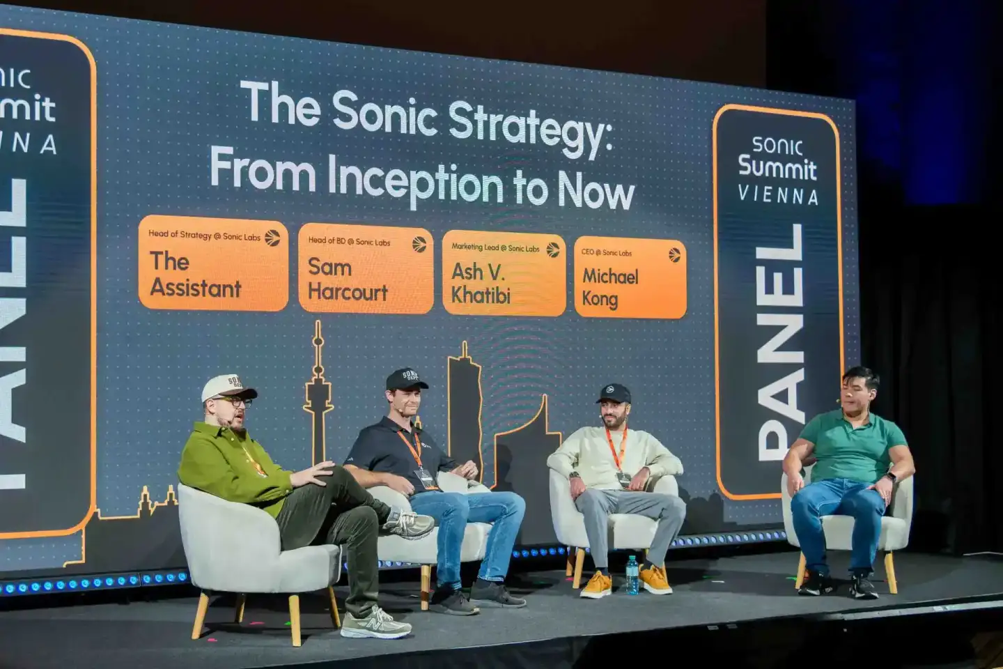 Paneldiskussion auf dem Sonic Summit Vienna mit vier Sprechern auf der Bühne zum Thema 'The Sonic Strategy: From Inception to