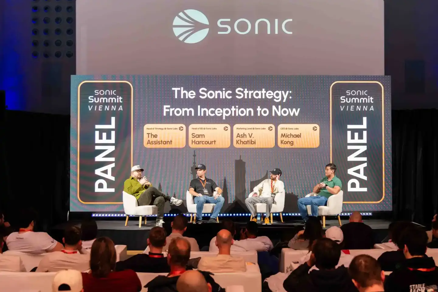 Panel-Diskussion beim Sonic Summit Vienna mit vier Sprechern auf der Bühne, professionelle Eventfotografie Wien