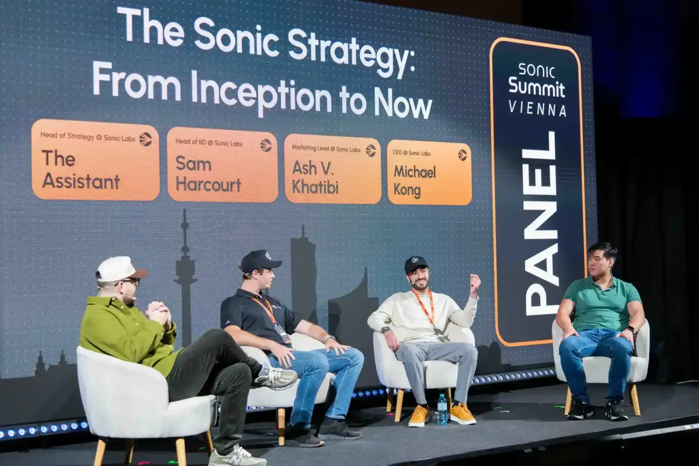 Vier Sprecher auf der Sonic Summit Vienna Bühne während einer Panel-Diskussion über die Sonic Strategy
