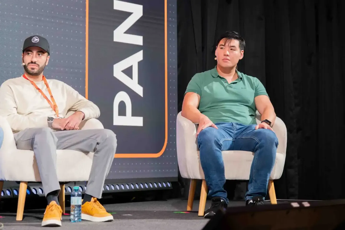 Zwei Sprecher sitzen auf Stühlen beim Sonic Summit Event – Eventfotografie Wien dokumentiert die Diskussion auf der Bühne