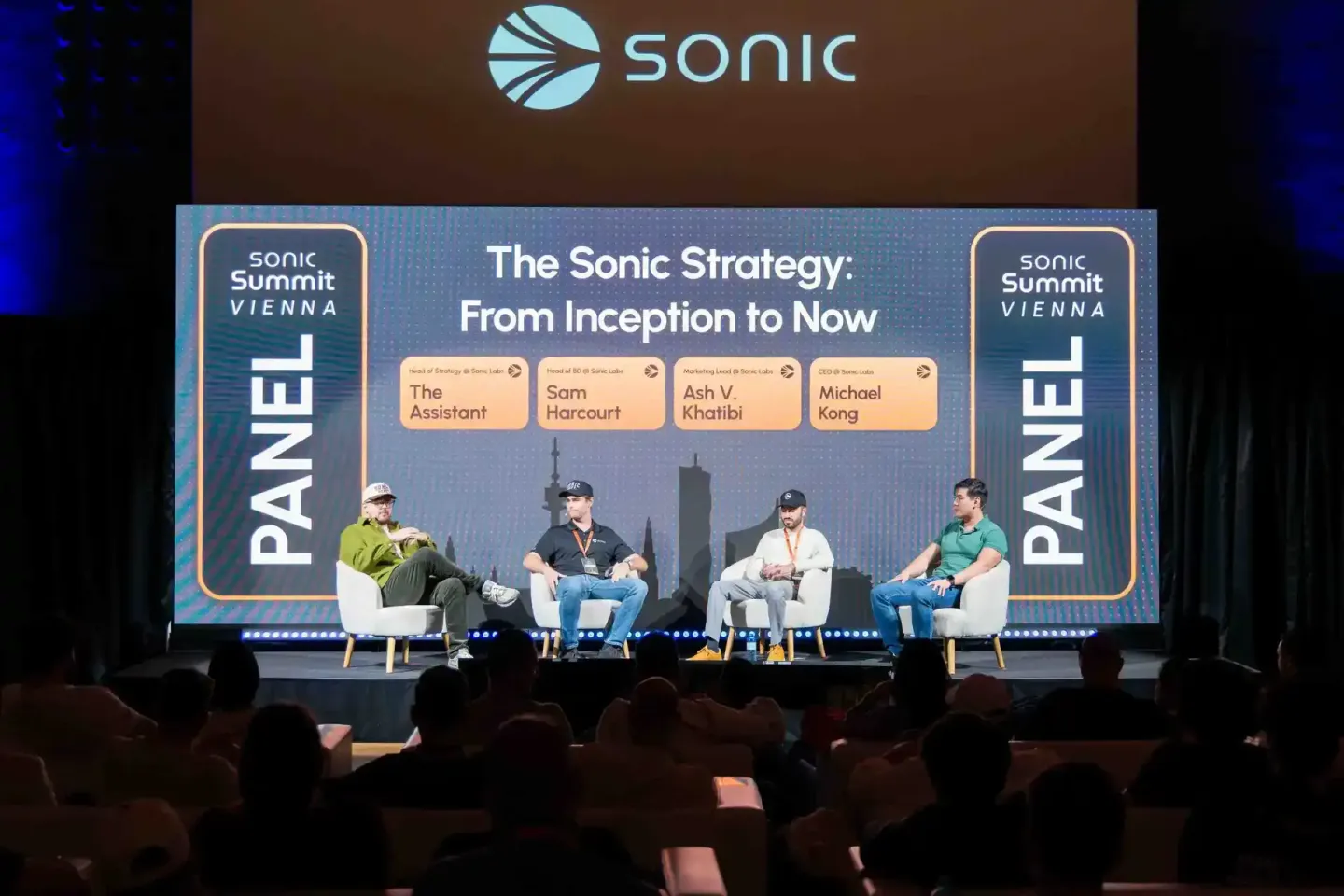 Panel-Diskussion auf der Sonic Summit Vienna mit vier Sprechern auf der Bühne, Eventfotograf Wien dokumentiert die Konferenz