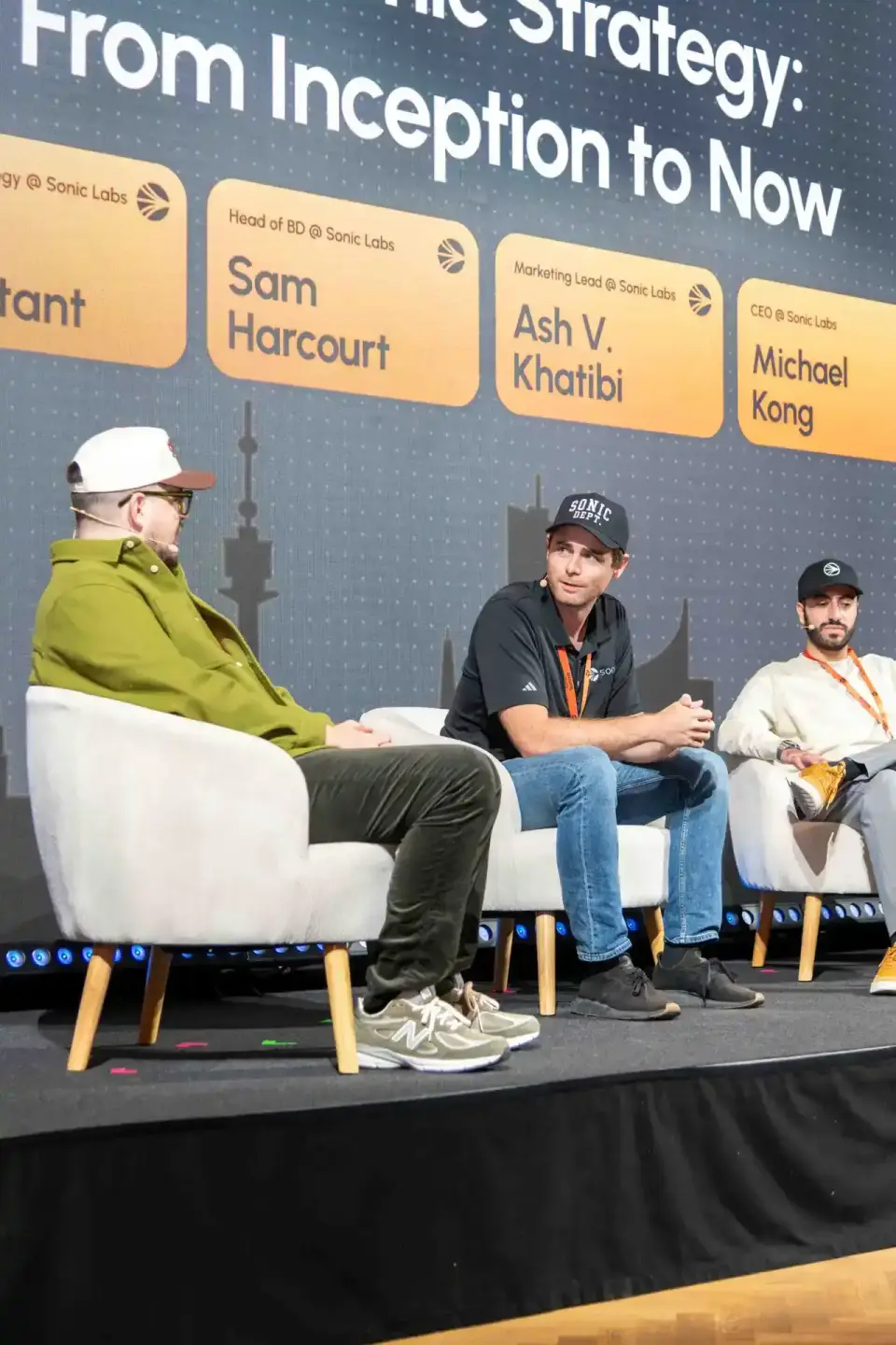 Drei Sprecher sitzen auf weißen Sesseln während einer Panel-Diskussion bei der Sonic Summit – Eventfotografie Wien