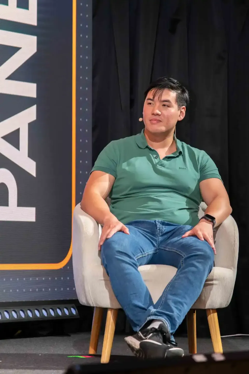 Sprecher sitzt auf Stuhl beim Sonic Summit Event - Eventfotograf Wien dokumentiert die Veranstaltung