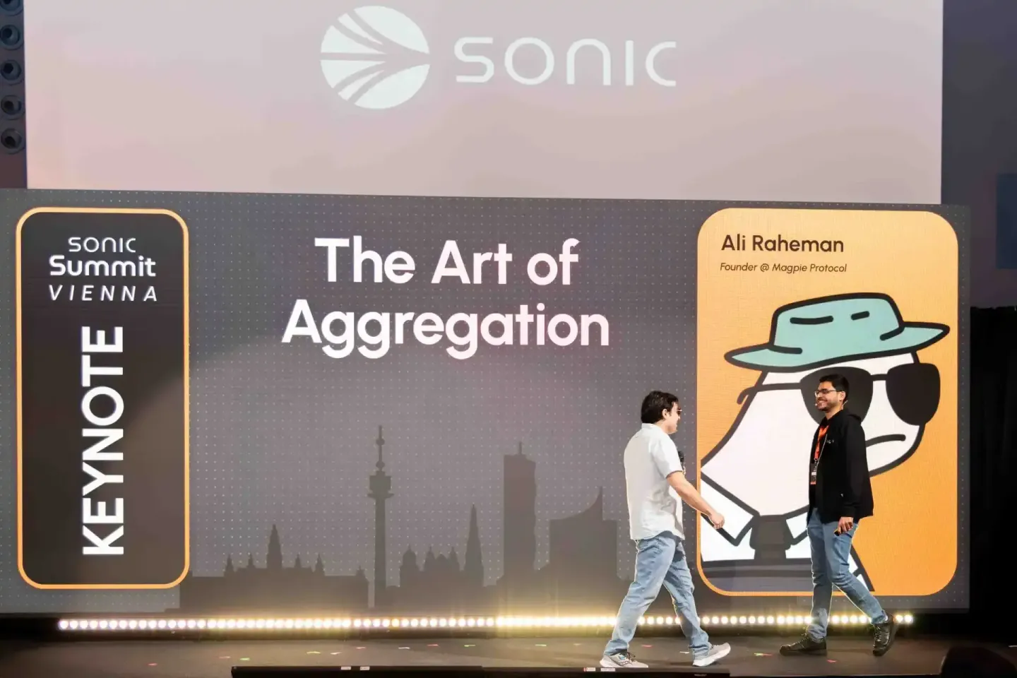 Zwei Sprecher auf der Bühne des Sonic Summit Vienna präsentieren 'The Art of Aggregation' – Eventfotografie Wien