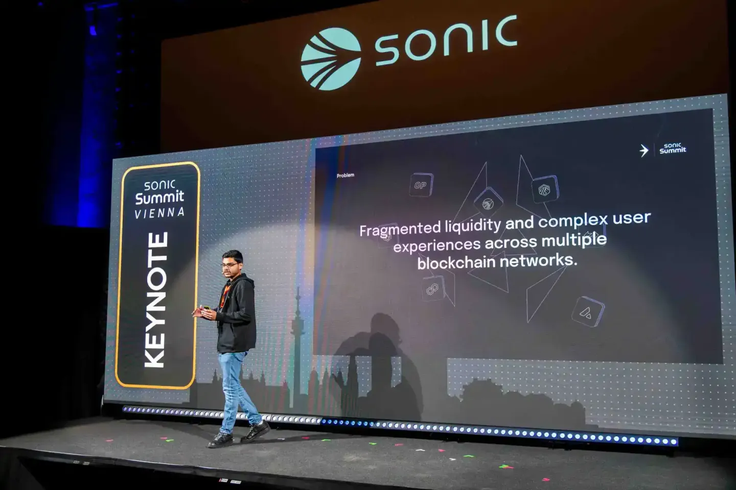 Eventfotograf präsentiert auf der Sonic Summit Vienna Keynote zum Thema fragmentierte Liquidität in Blockchain-Netzwerken