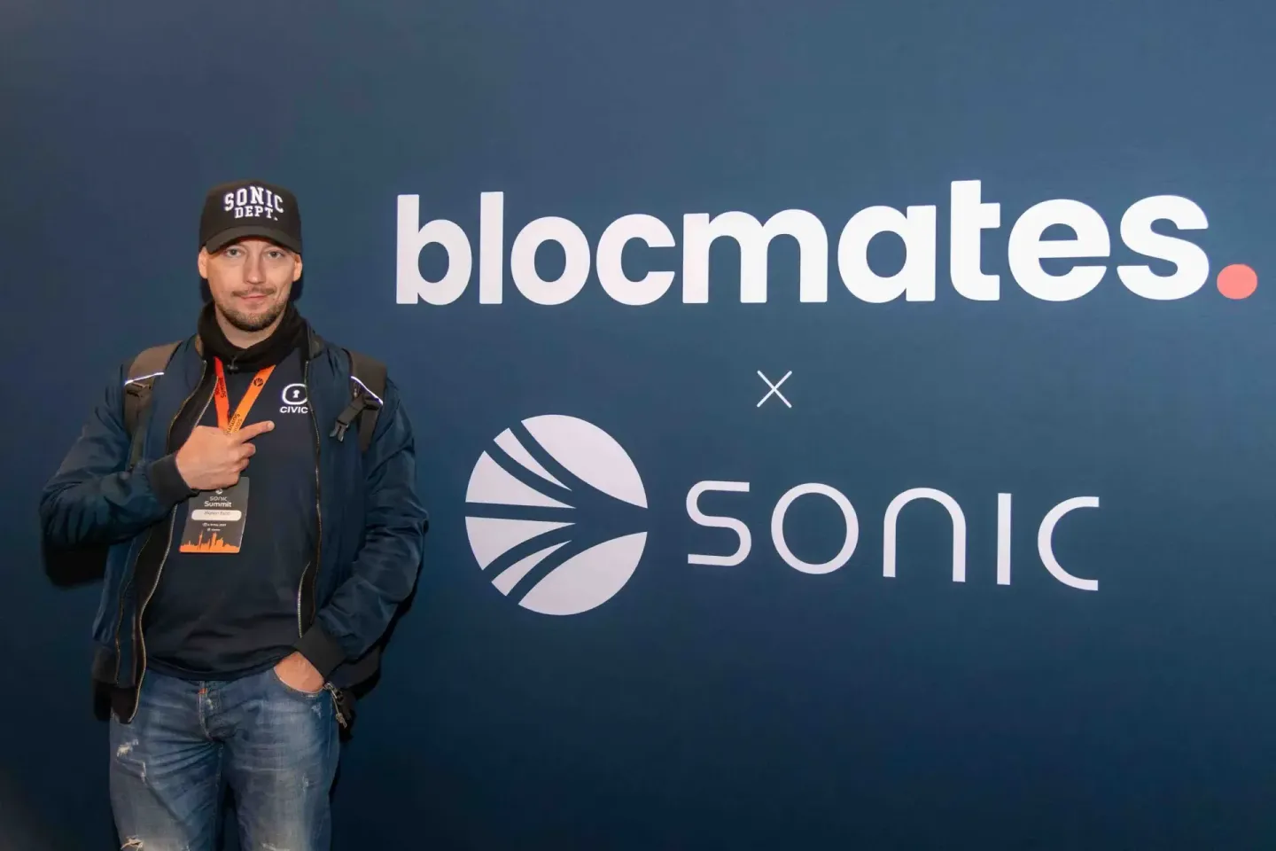 Eventfotograf dokumentiert Teilnehmer vor Sonic und Blocmates Logo beim Summit in Wien