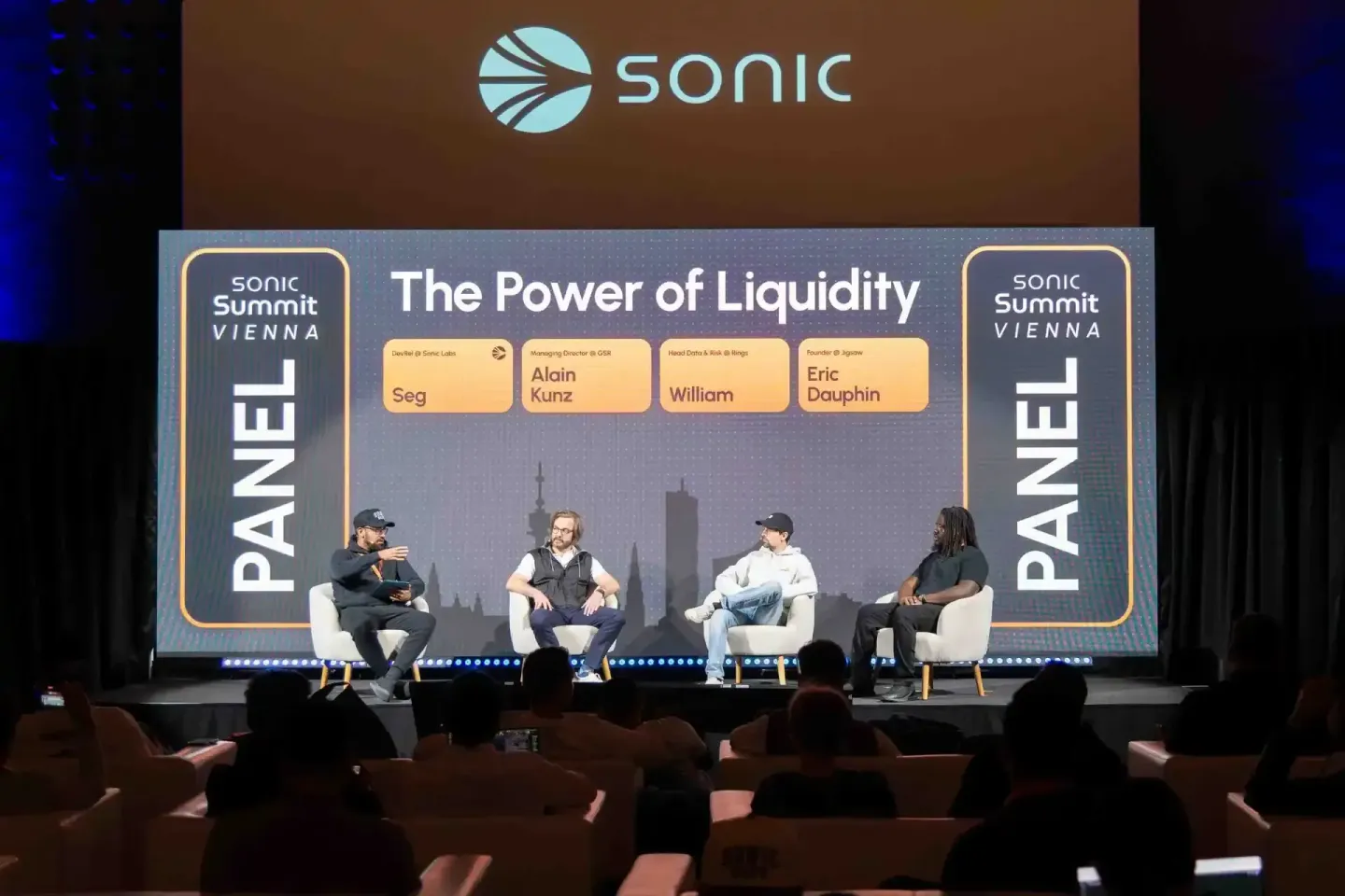 Panel-Diskussion "The Power of Liquidity" beim Sonic Summit Vienna mit vier Experten auf der Bühne, professionelle Eventfotog