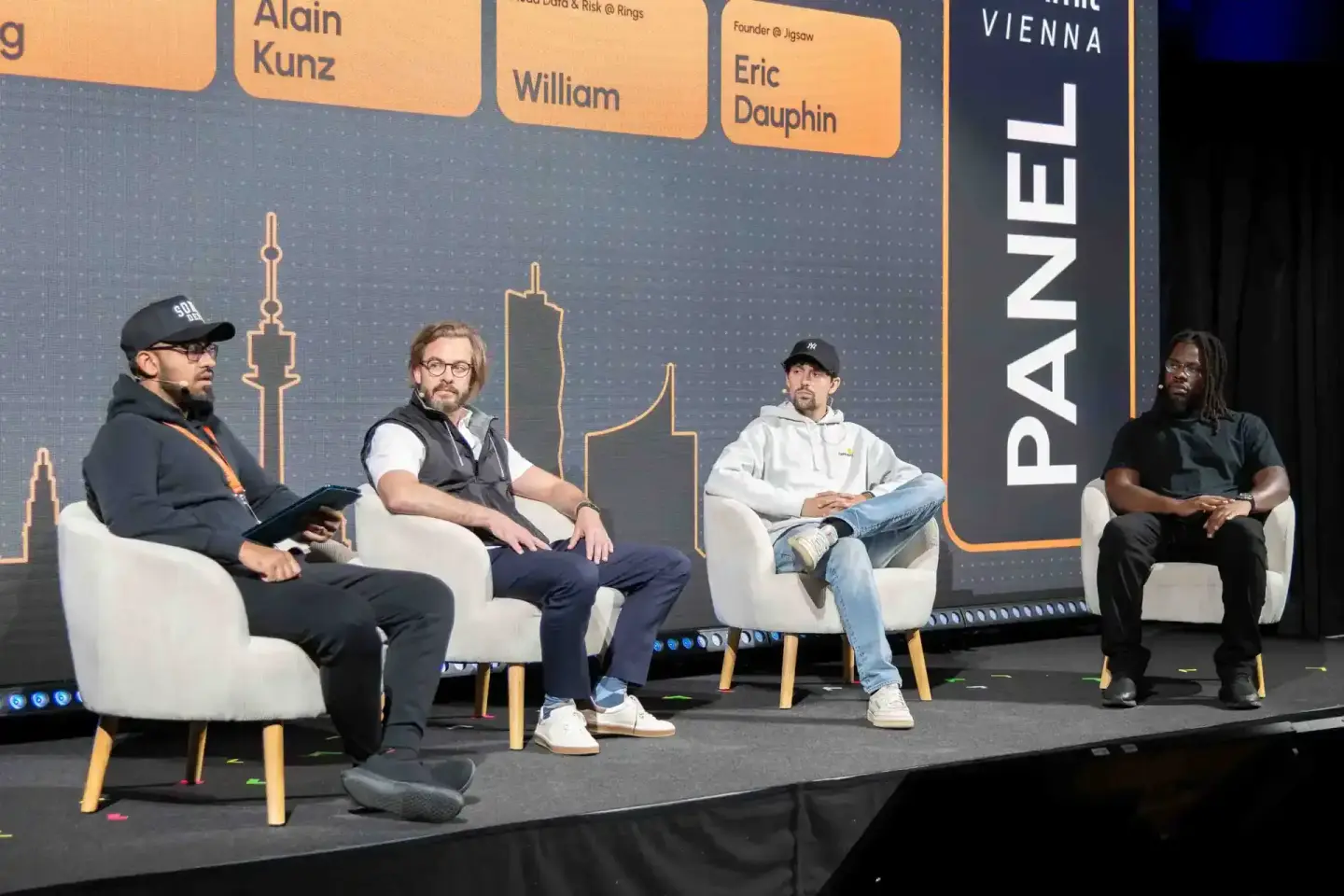 Panel-Diskussion mit vier Sprechern auf der Sonic Summit in Wien, moderiert von einem Eventfotograf