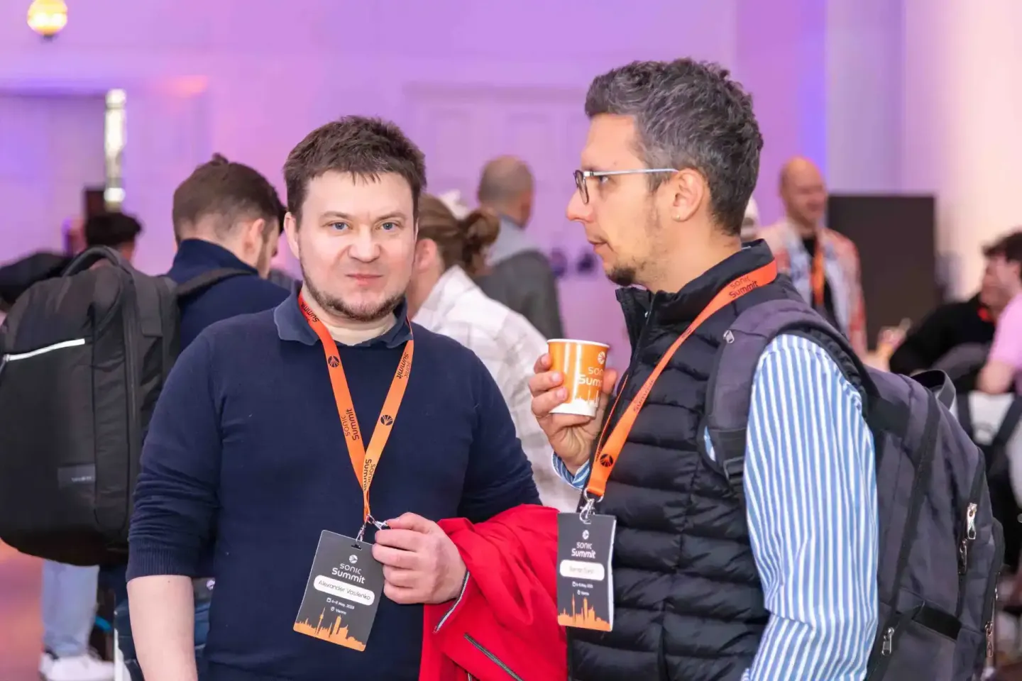 Zwei Teilnehmer im Gespräch beim Sonic Summit Event – professionelle Eventfotografie Wien mit Netzwerk-Atmosphäre