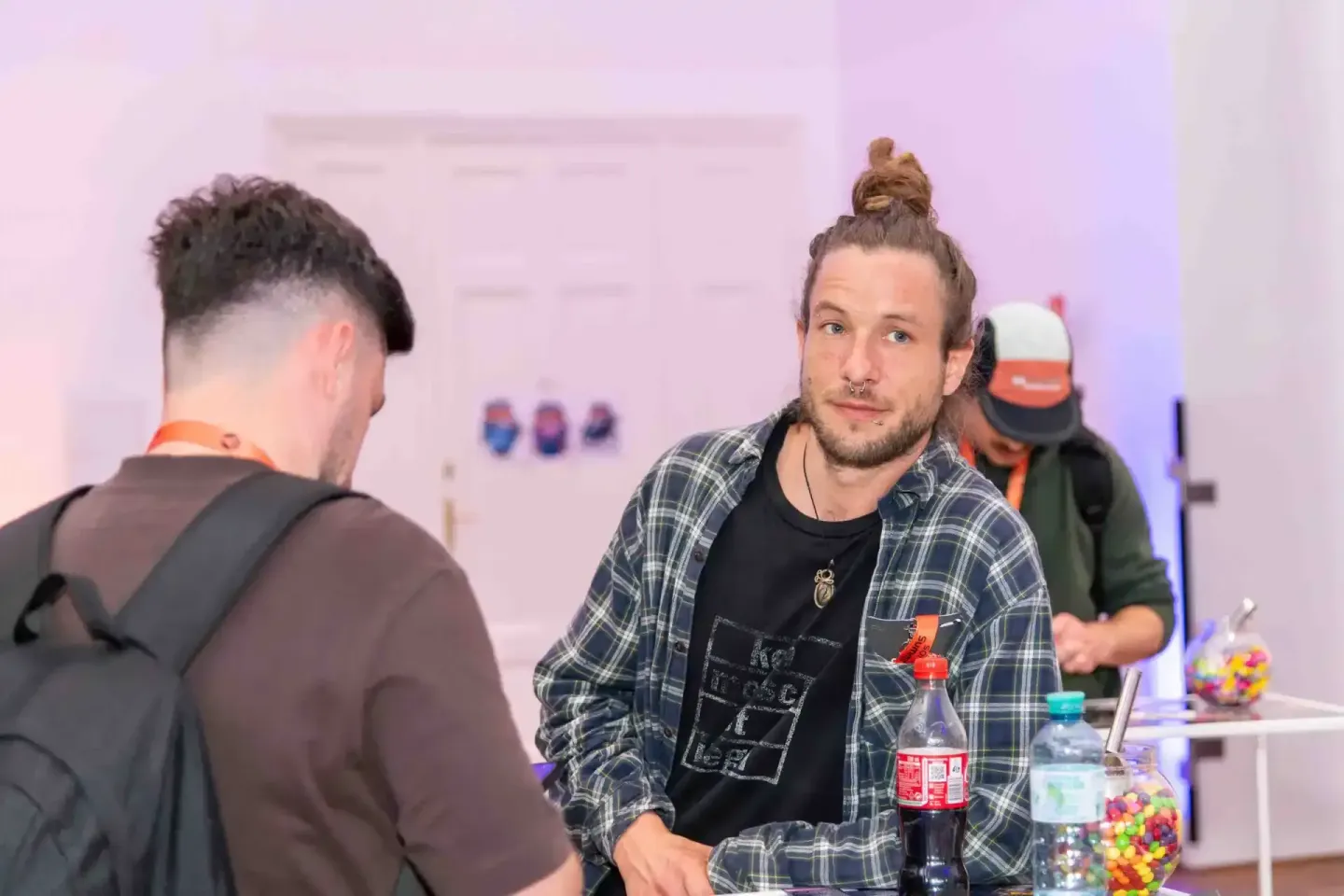 Eventfotograf dokumentiert Diskussionsrunde beim Sonic Summit Wien mit zwei Personen am Tisch