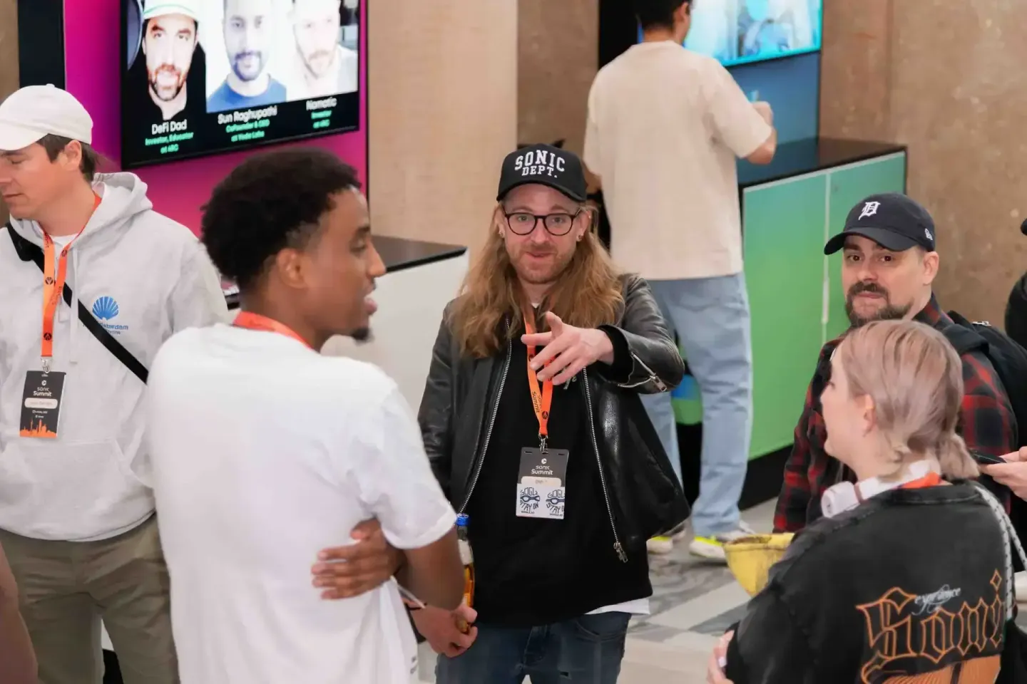 Eventfotograf dokumentiert Networking-Gespräch auf der Sonic Summit in Wien mit Besuchern und Ausstellern