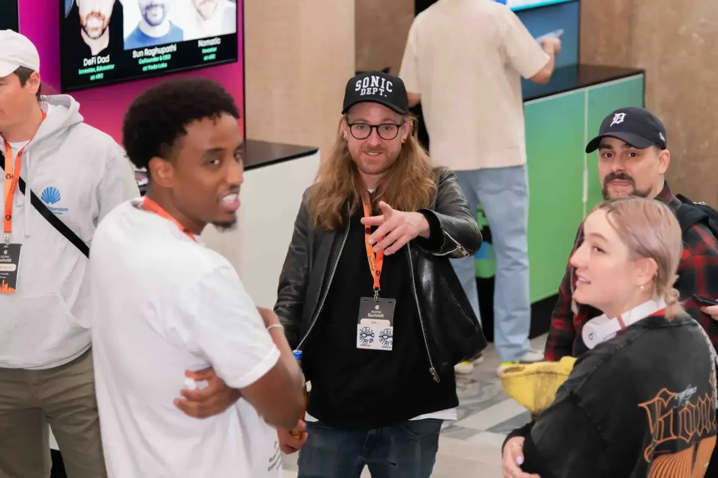 Eventfotograf dokumentiert Networking-Moment beim Sonic Summit in Wien mit mehreren Teilnehmern im Gespräch