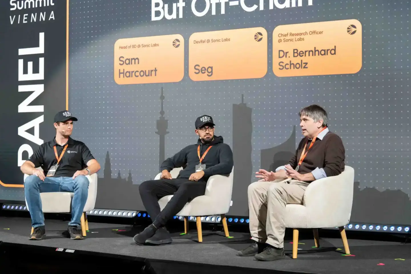 Panel-Diskussion beim Sonic Summit Vienna mit drei Sprechern von Sonic Labs auf der Bühne – professionelle Eventfotografie Wi