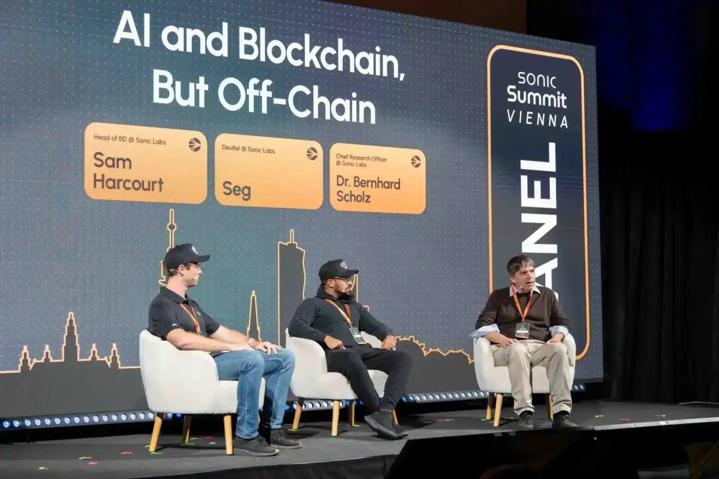 Panel-Diskussion mit drei Sprechern auf der Sonic Summit Vienna zum Thema AI und Blockchain – Eventfotograf Wien dokumentiert