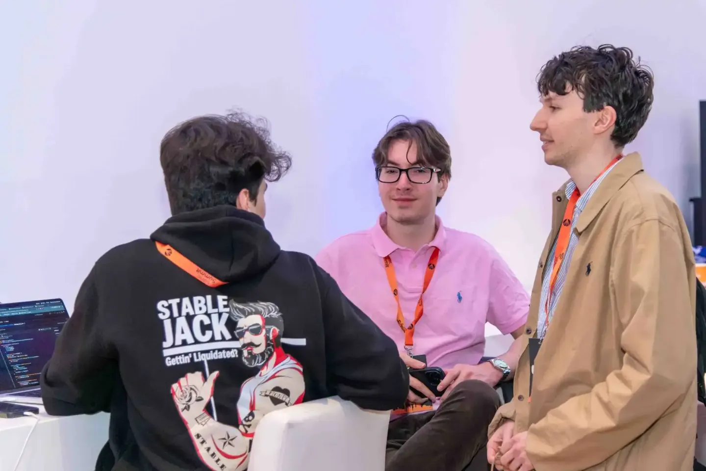 Drei Personen im Gespräch bei einem Firmenevent Wien – ein Eventfotograf dokumentiert die Networking-Situation