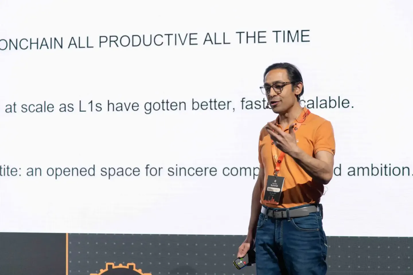 Sprecher bei der Sonic Summit Konferenz Wien präsentiert vor Publikum, Eventfotografie Wien