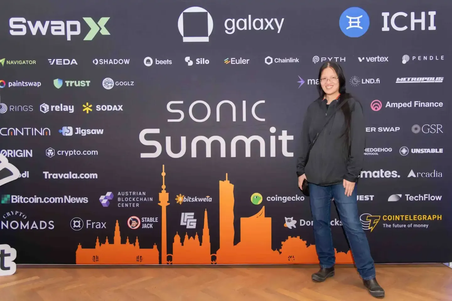 Frau vor Sonic Summit Bühne mit Wien Skyline - Eventfotografie Wien