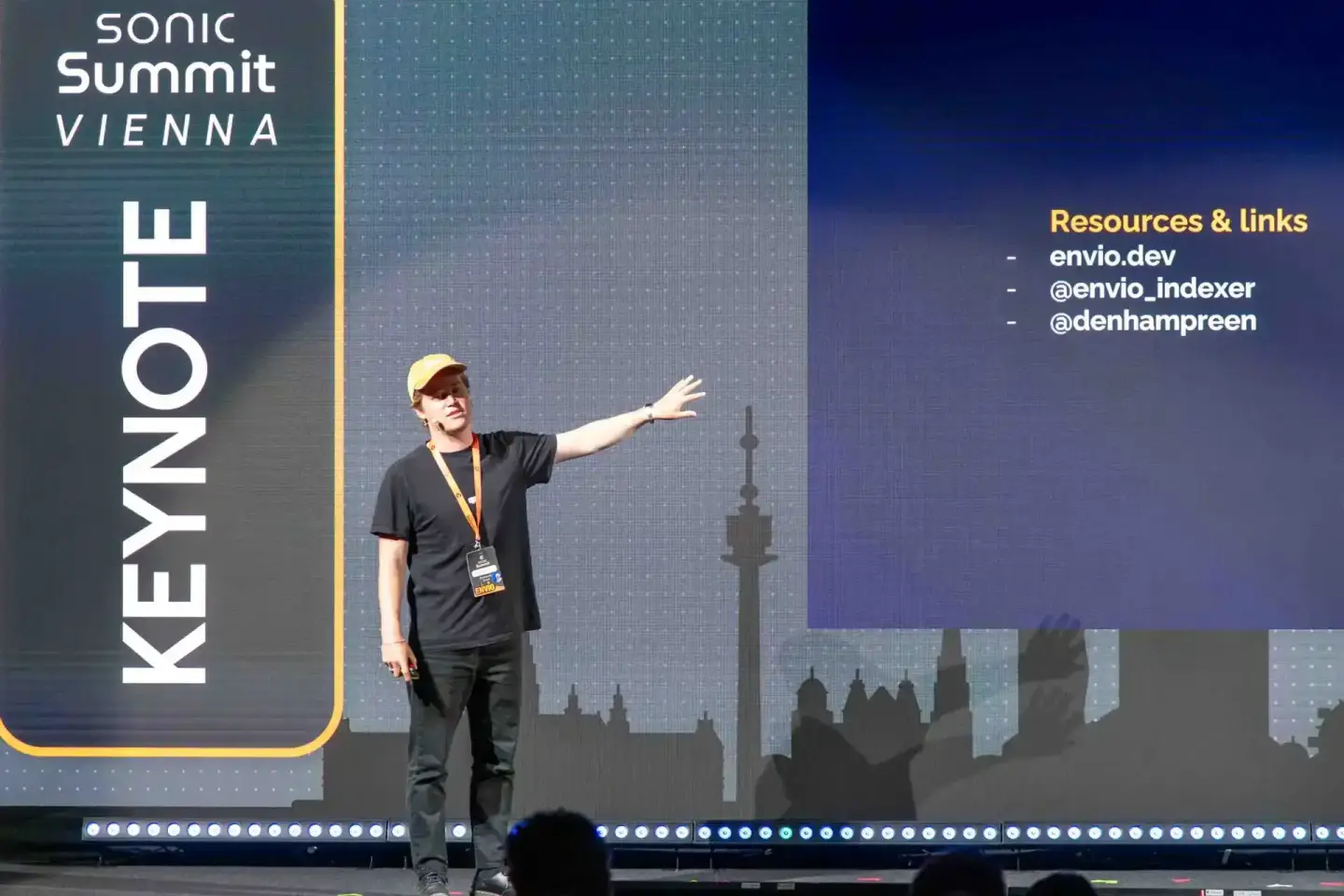 Redner auf der Sonic Summit Vienna 2024 präsentiert vor großem Screen mit Wien Skyline – professionelle Eventfotografie Wien