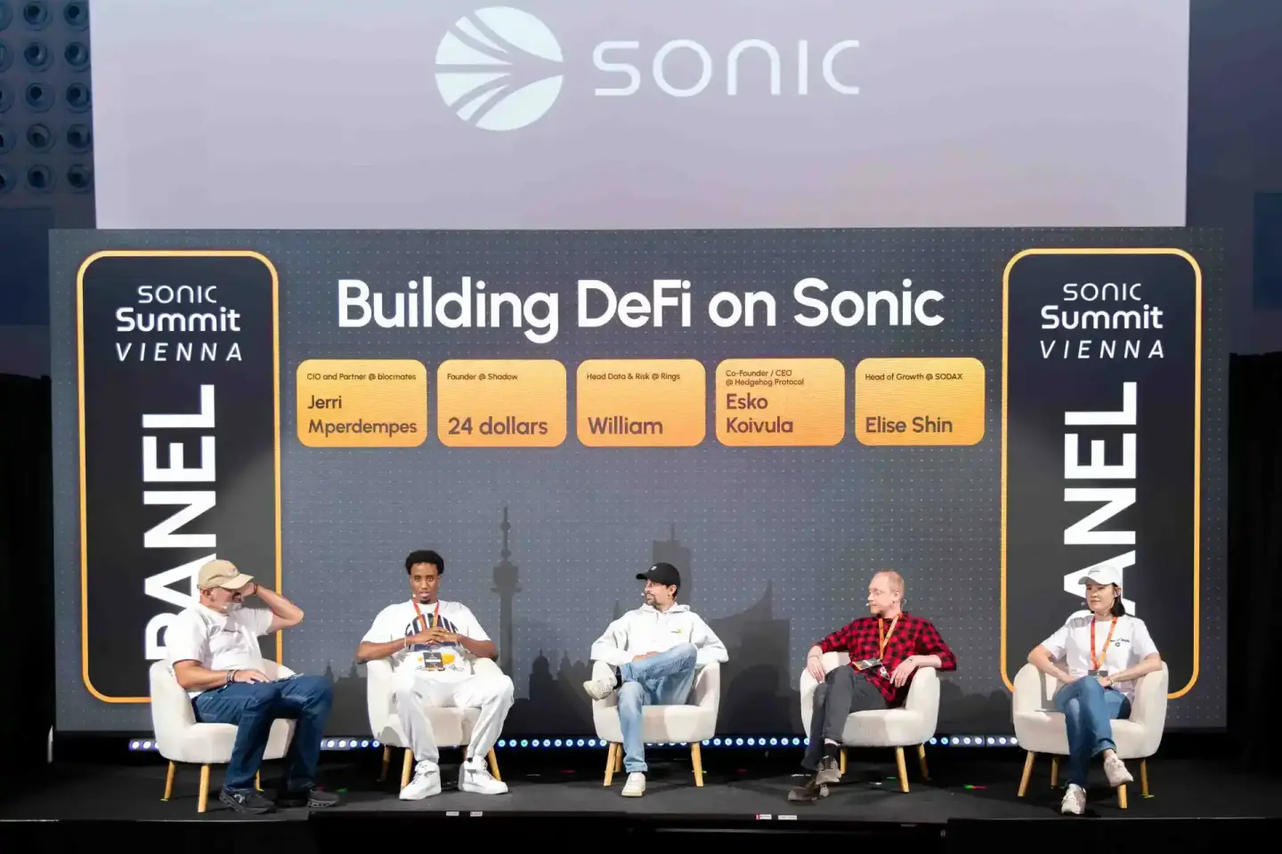 Podiumsdiskussion zum Thema DeFi auf Sonic Summit Vienna mit fünf Panelisten auf der Bühne, professionelle Eventfotografie Wi
