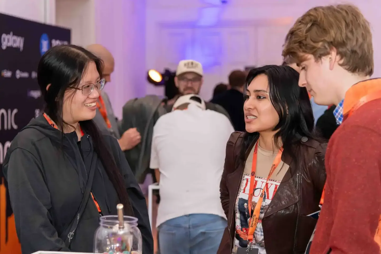 Besucher im Gespräch beim Sonic Summit Event - Eventfotografie Wien dokumentiert Networking-Momente