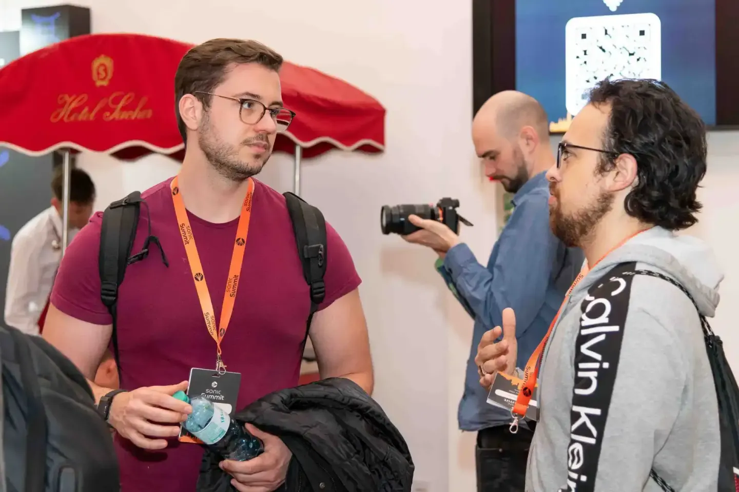 Eventfotograf dokumentiert Gespräche zwischen Teilnehmern beim Sonic Summit in Wien mit Kamera