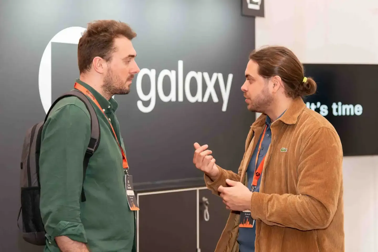 Zwei Männer im Gespräch vor Galaxy-Display bei Sonic Summit Event - Eventfotografie Wien