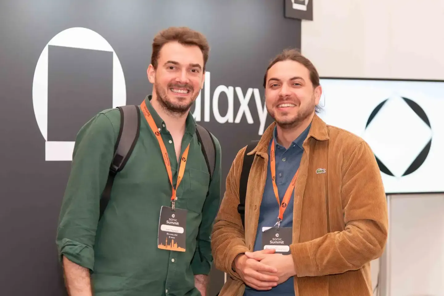 Zwei Männer mit Badges beim Sonic Summit Event – Eventfotografie Wien