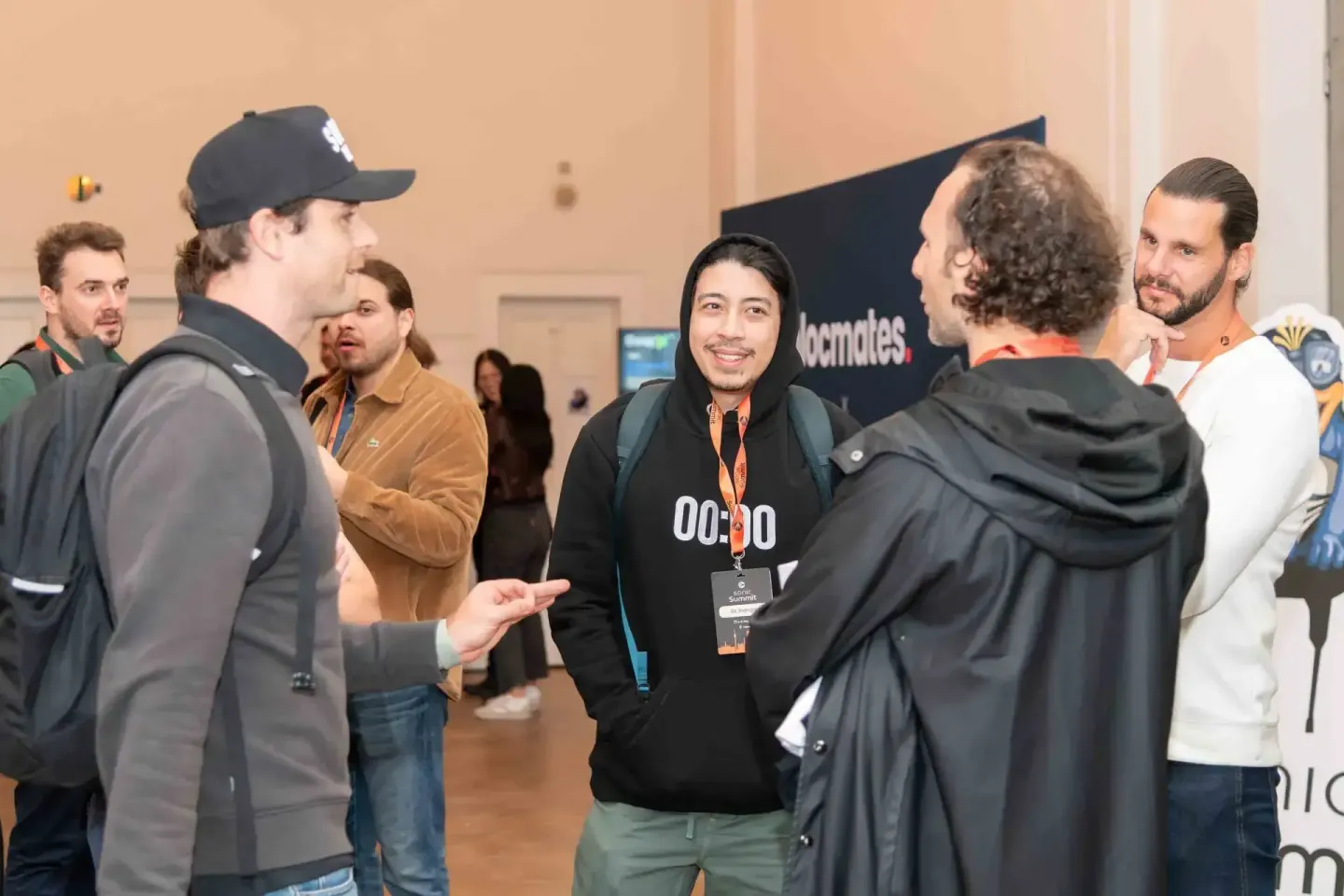 Eventfotograf dokumentiert Networking-Moment beim Sonic Summit mit mehreren Teilnehmern im Gespräch in Wien