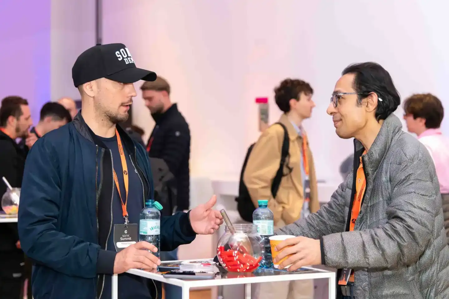Zwei Teilnehmer im intensiven Gespräch beim Sonic Summit Event – professionelle Eventfotografie Wien dokumentiert Networking-