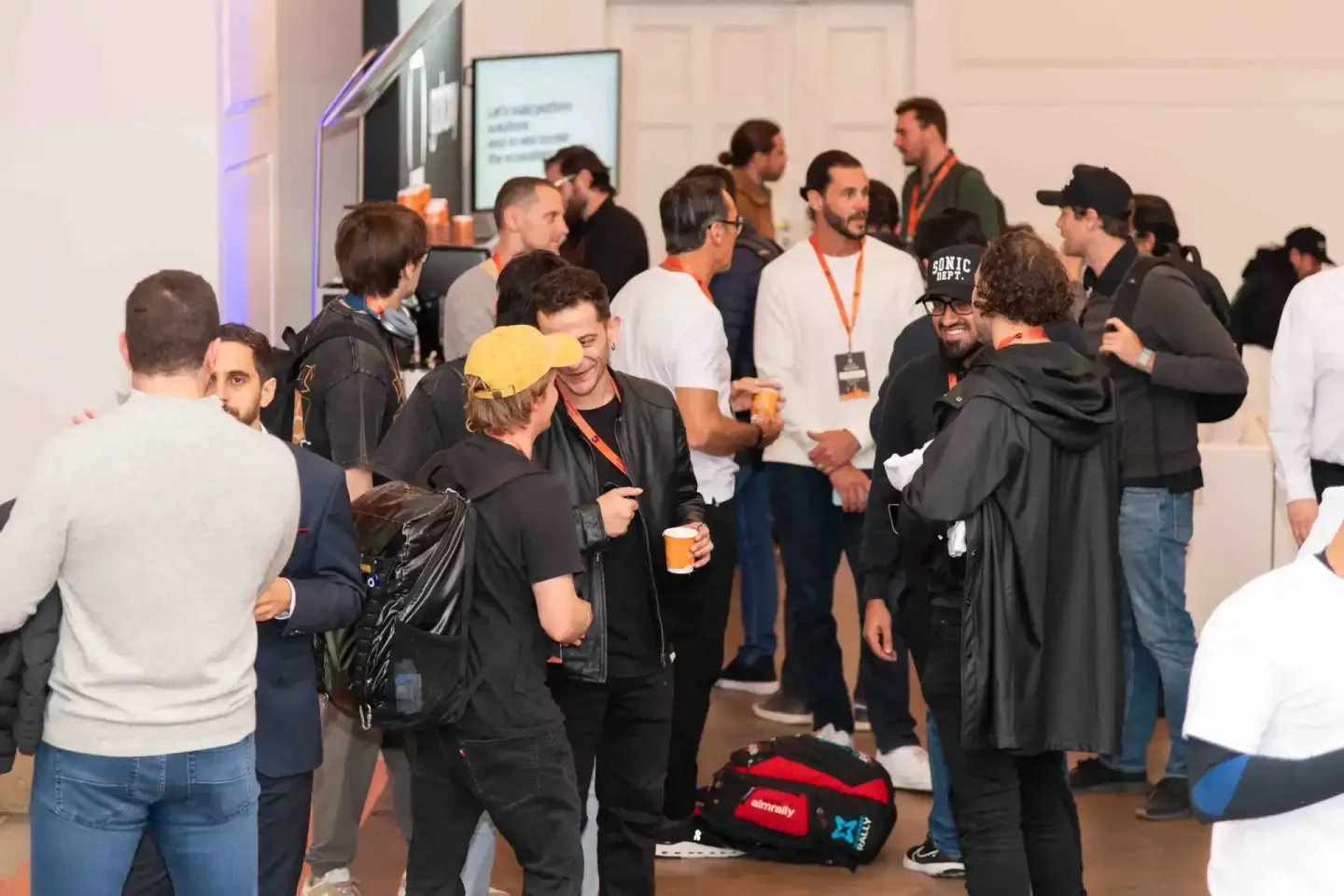 Eventfotograf dokumentiert Networking-Moment beim Sonic Summit in Wien mit Besuchern in lockerer Gesprächsrunde