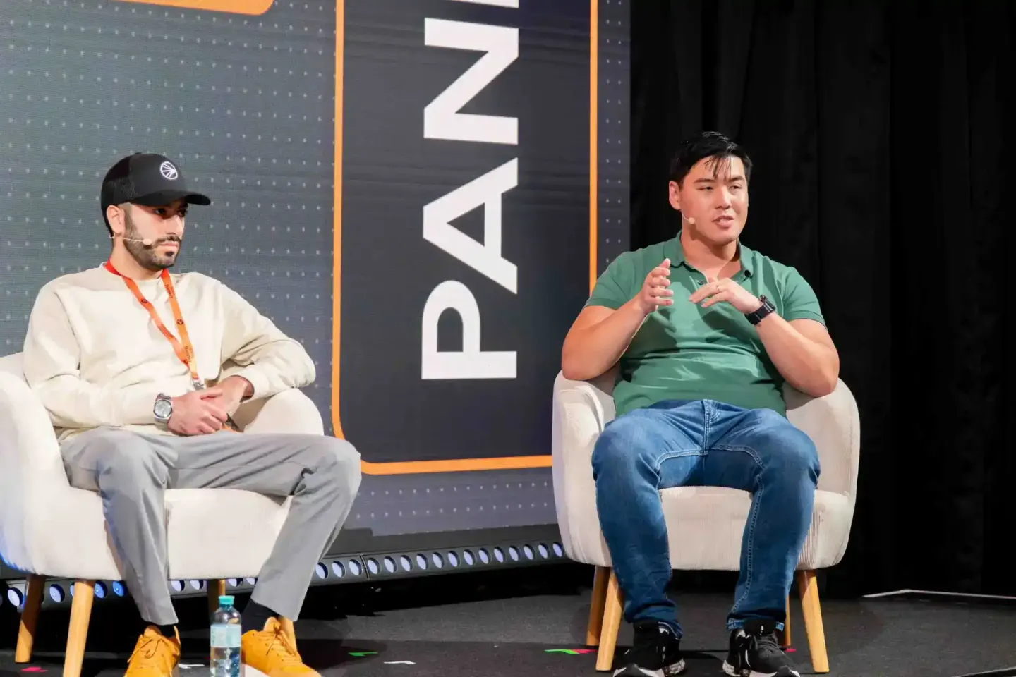 Zwei Sprecher auf der Sonic Summit Veranstaltung sitzen sich in Sesseln gegenüber - Eventfotografie Wien