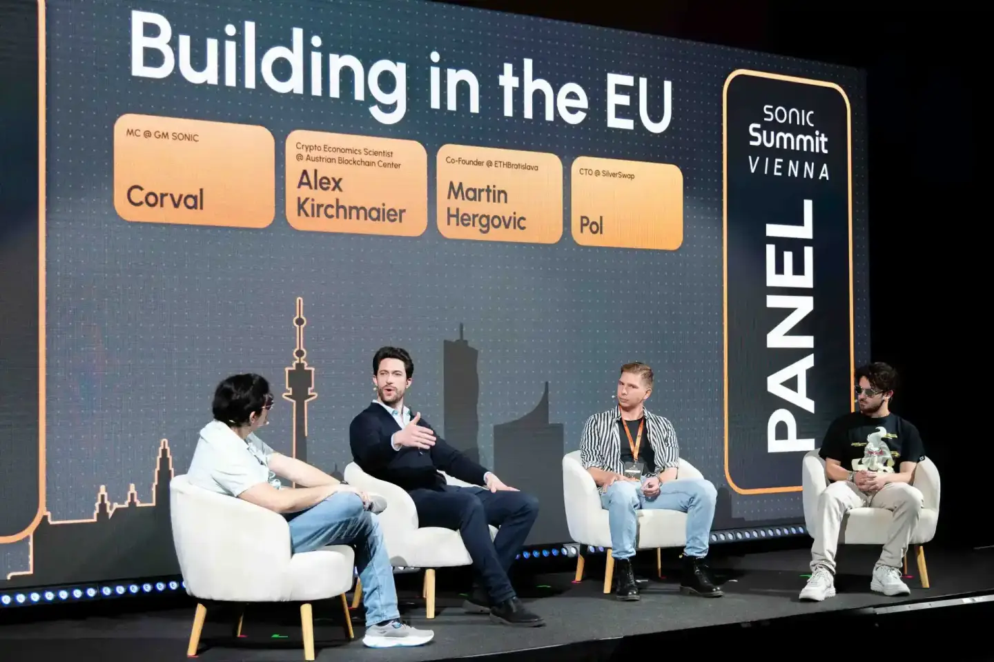 Paneldiskussion zum Thema 'Building in the EU' beim Sonic Summit Vienna mit vier Sprechern auf der Bühne, professionelle Even