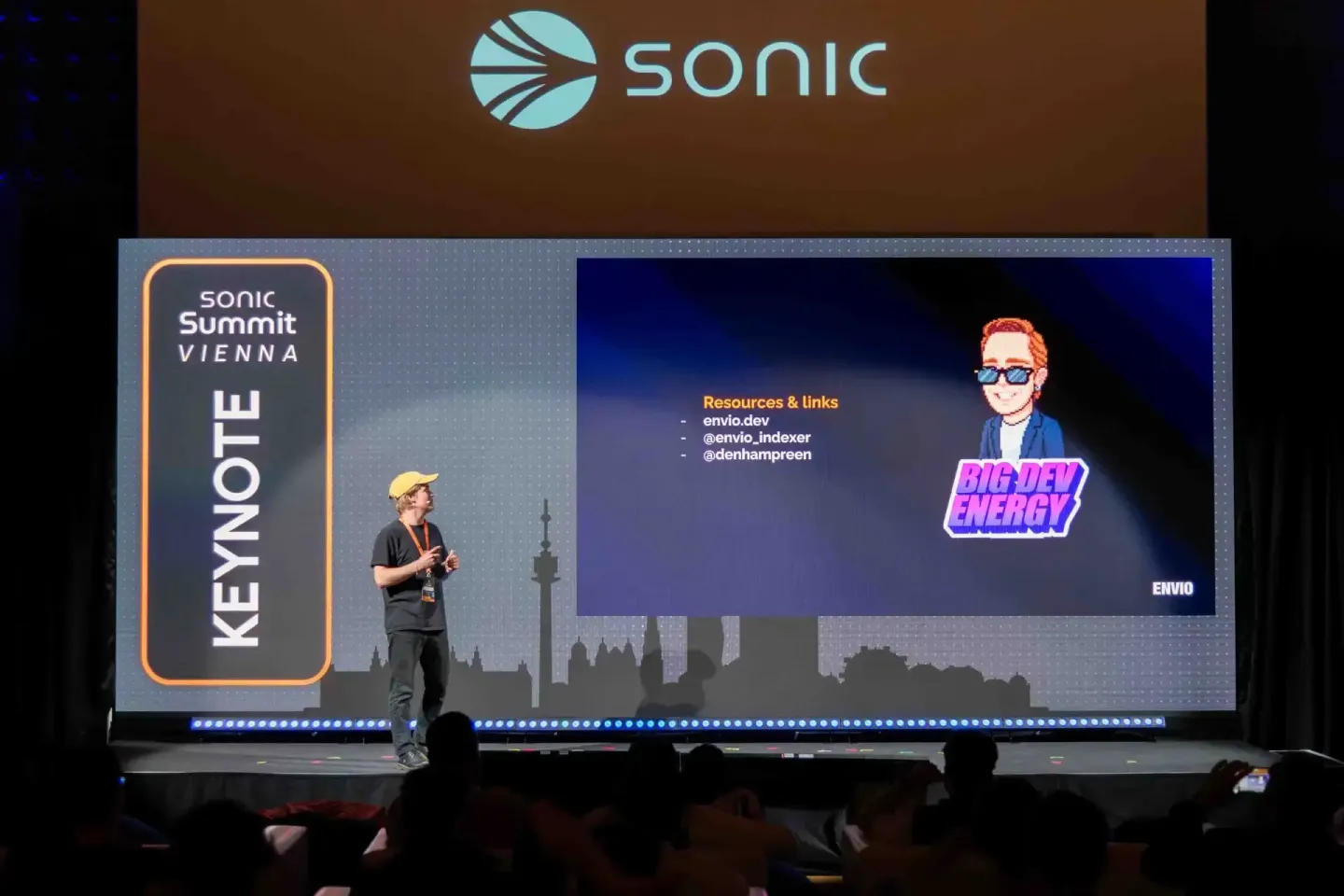 Sprecher präsentiert auf der Sonic Summit Vienna 2024 auf der Bühne vor großem Publikum - Eventfotografie Wien