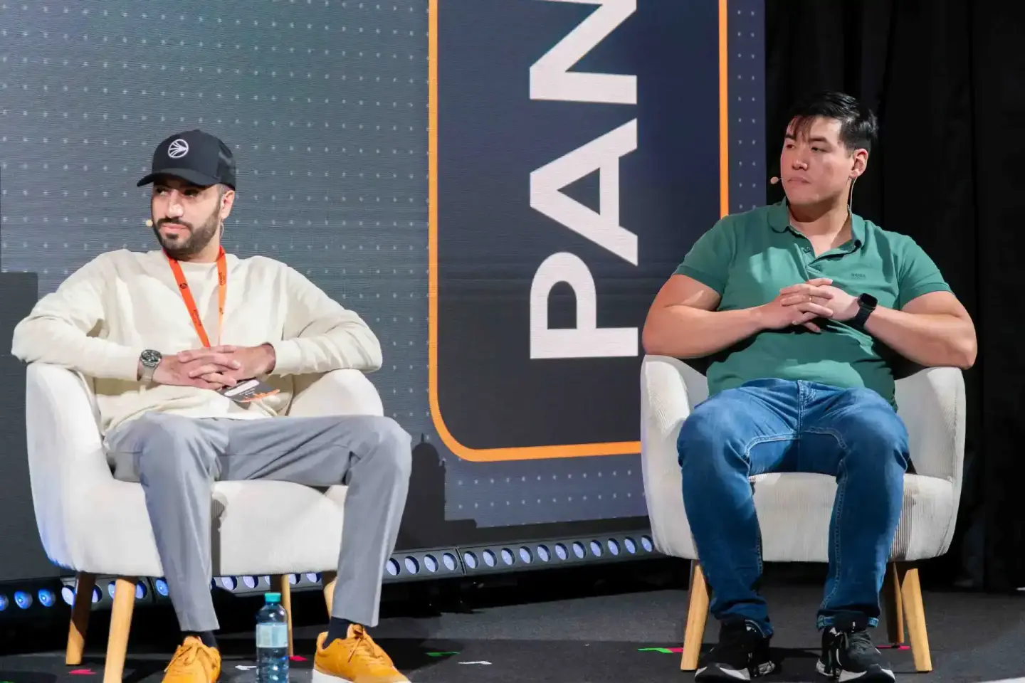 Zwei Sprecher auf der Sonic Summit Bühne in Wien bei einer Podiumsdiskussion, professionelle Eventfotografie
