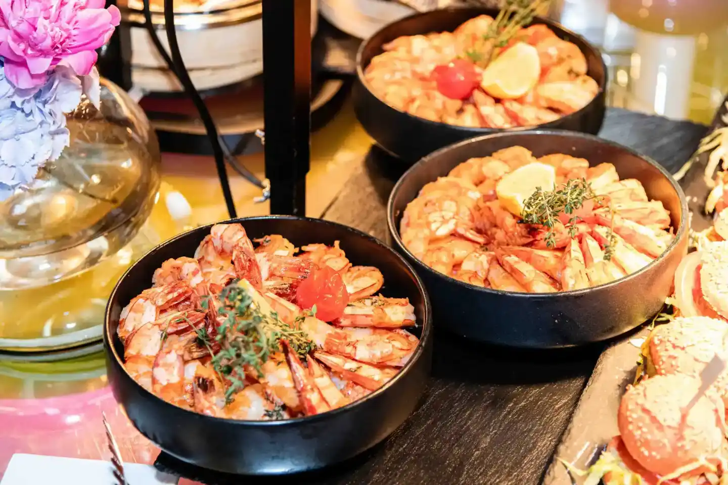 Elegante Catering-Präsentation mit Garnelen und Zitronenscheiben in schwarzen Schalen, professionell fotografiert für Firmene