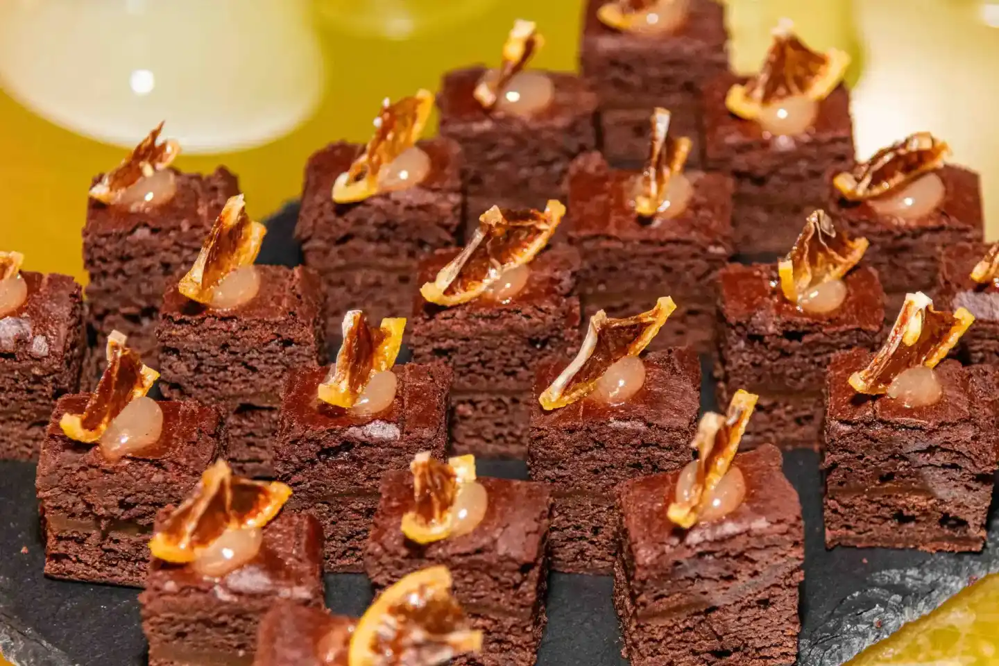 Elegante Schokoladentortenquadrate mit karamellisiertem Dekor bei Eventfotografie Wien
