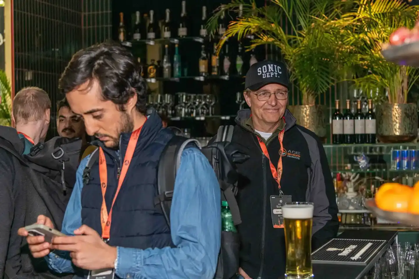 Gäste mit Namensschildern an der Bar beim Sonic Summit Event, Eventfotograf Wien dokumentiert die Szene