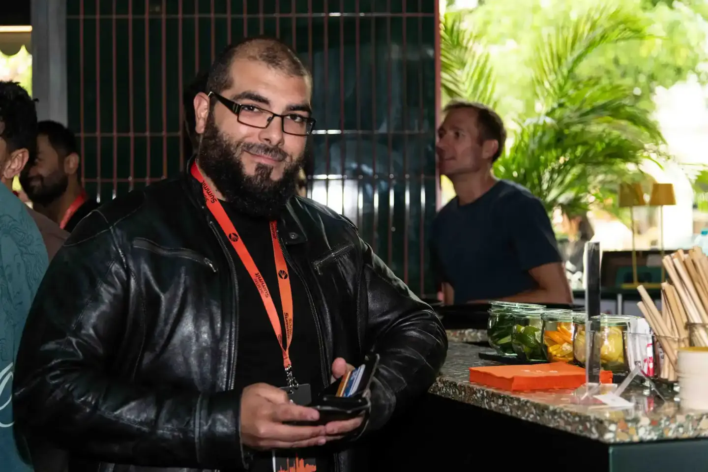 Besucher beim Sonic Summit Event in Wien mit Getränken und entspannter Atmosphäre, professionelle Eventfotografie