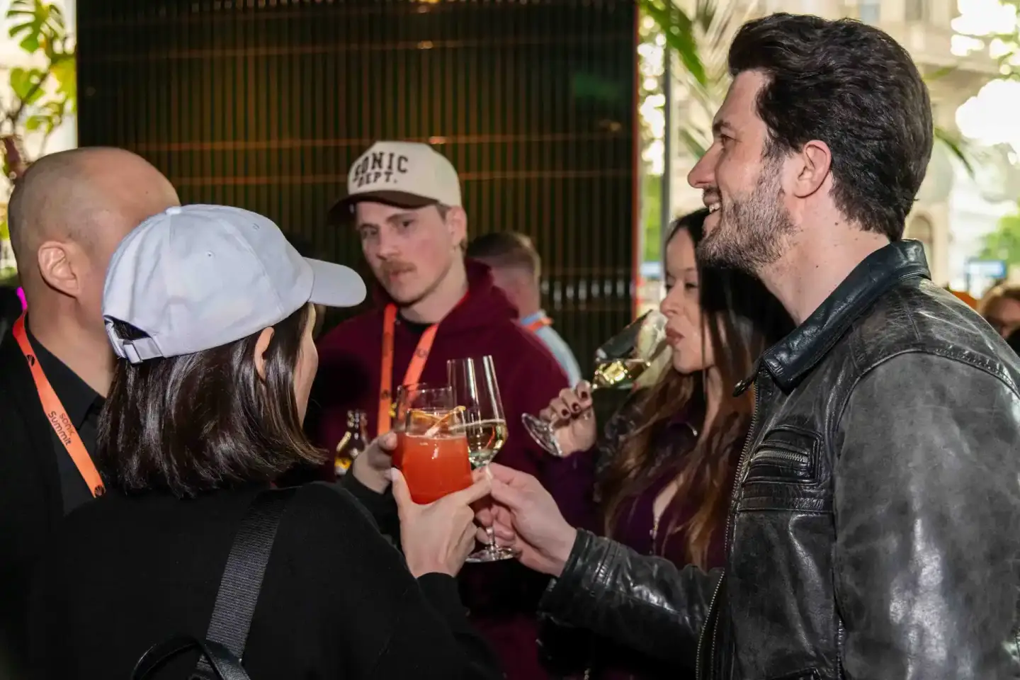 Gäste beim Sonic Summit Event in Wien stoßen mit Cocktails an, Eventfotograf dokumentiert die Feier