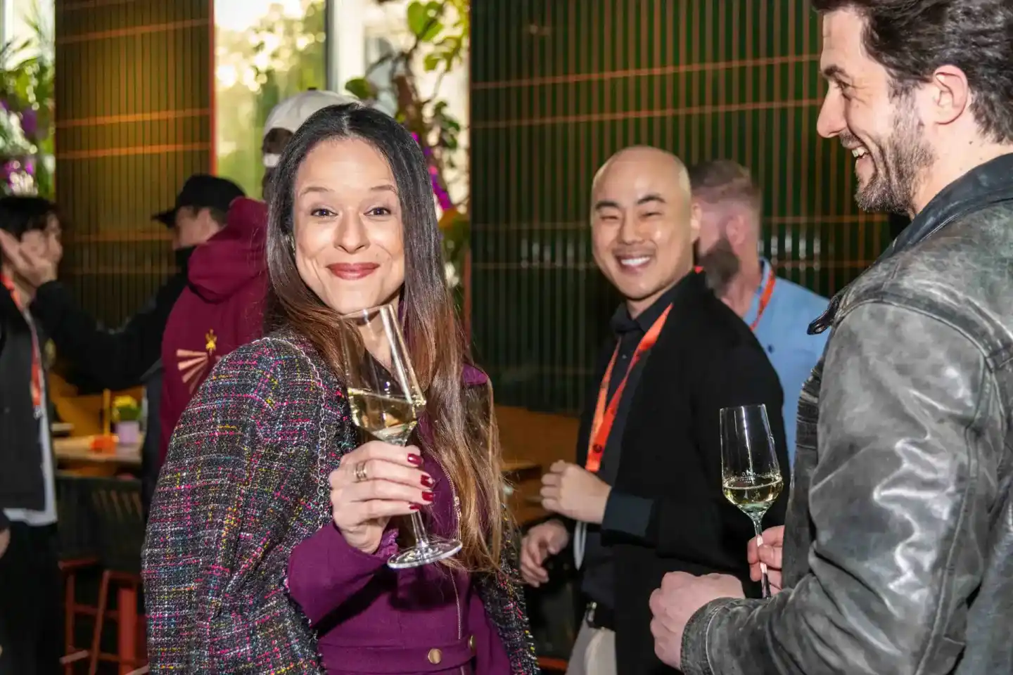 Gäste beim Sonic Summit Firmenevent Wien genießen Champagner und führen angeregte Gespräche in eleganter Atmosphäre