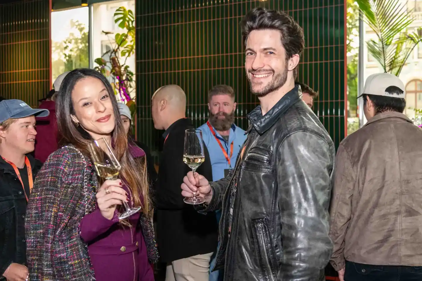 Gäste beim Sonic Summit Firmenevent Wien genießen Champagner und Networking in stilvollem Ambiente