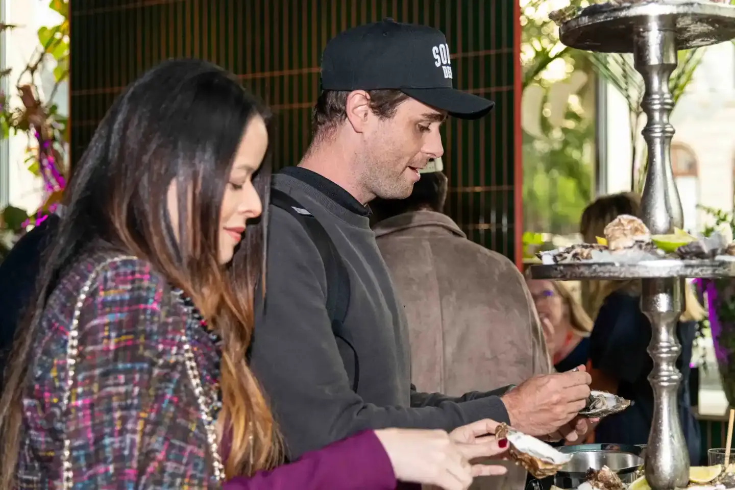 Gäste beim Sonic Summit Event in Wien genießen Austern an einem eleganten Stehtisch, professionelle Eventfotografie