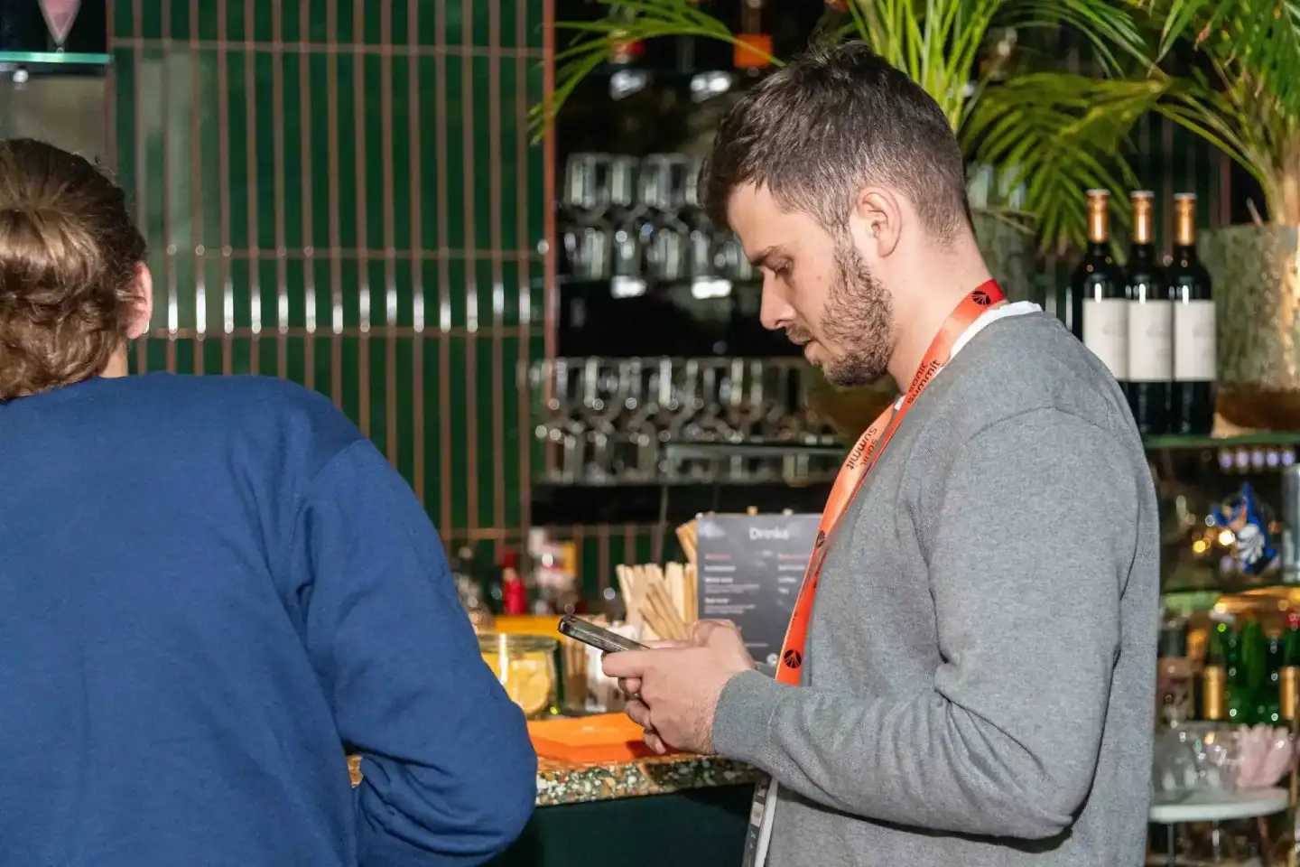 Eventfotograf dokumentiert Gespräch zwischen zwei Personen an der Bar während des Sonic Summit in Wien