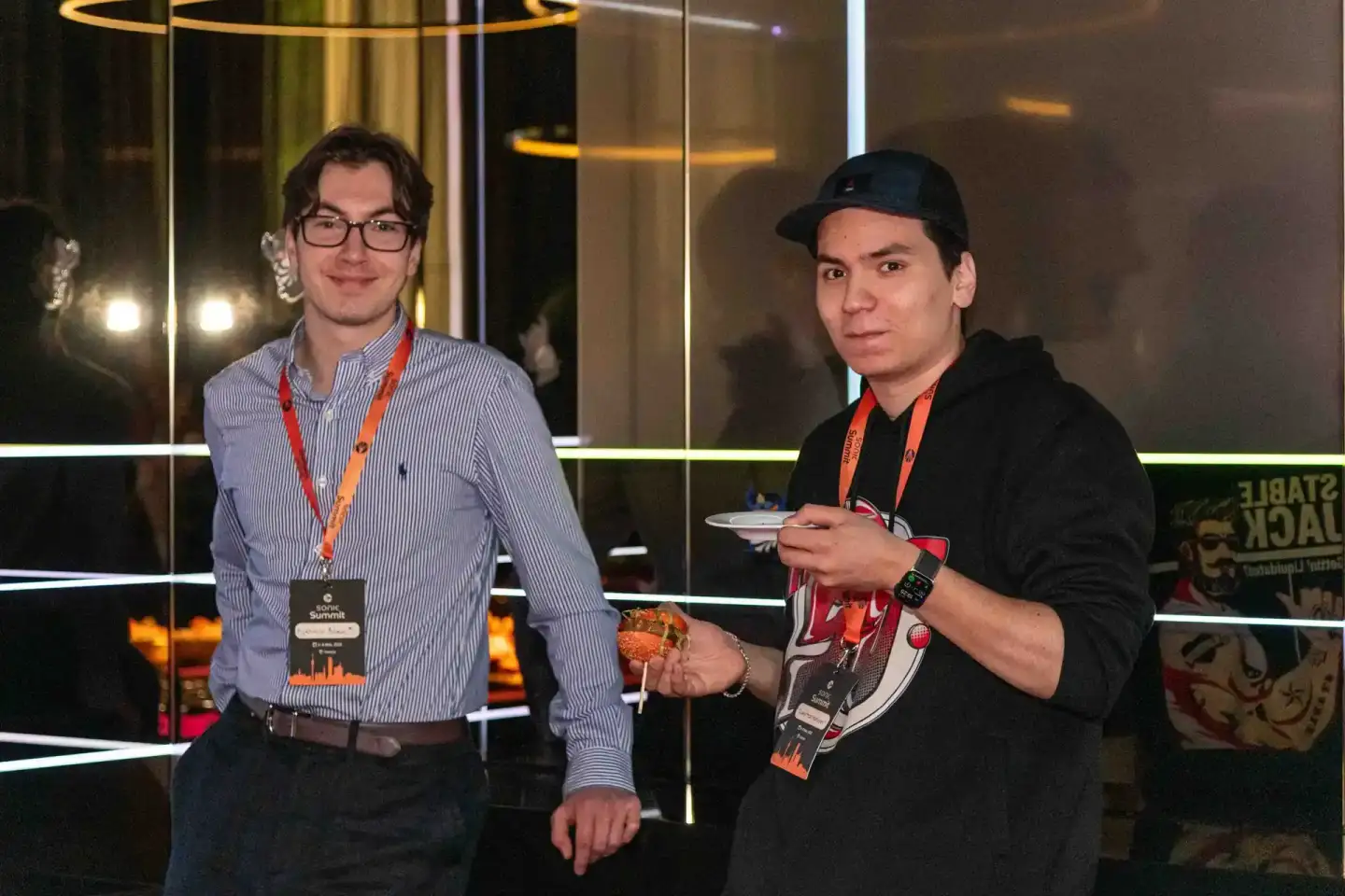 Zwei Teilnehmer beim Sonic Summit Event in Wien mit Lanyards und Getränken, professionelle Eventfotografie Wien
