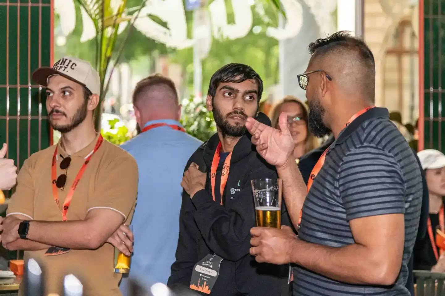 Männer in Gespräch beim Sonic Summit Event in Wien, Eventfotografie mit Netzwerk-Atmosphäre